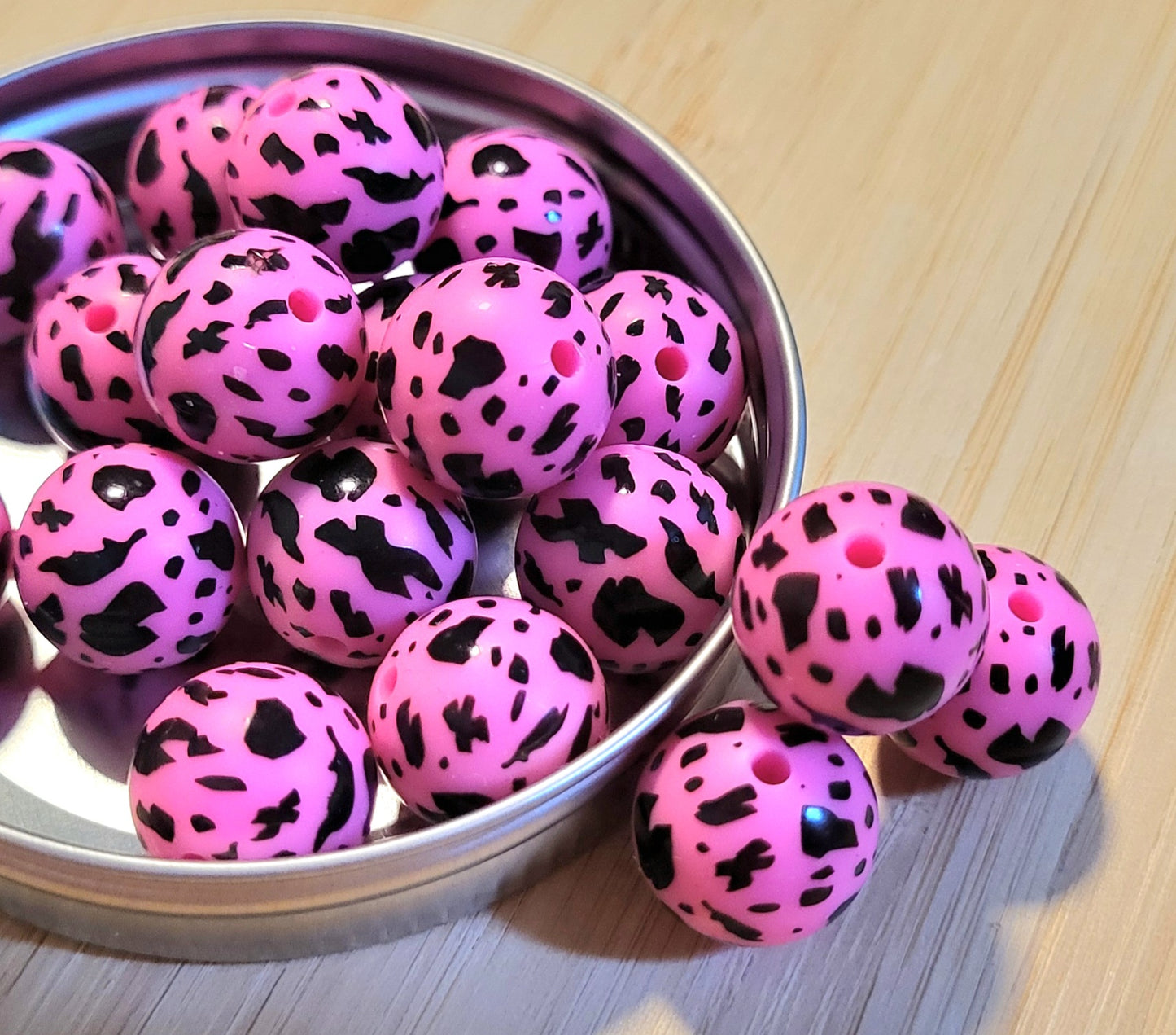 Cuenta de silicona 15 mm leopardo rosa neón estampado